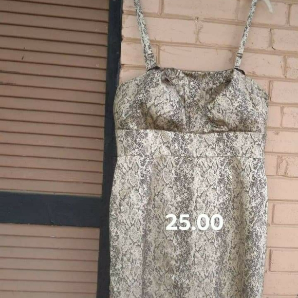 I'm selling 4 dresses - Picture 2 of 4